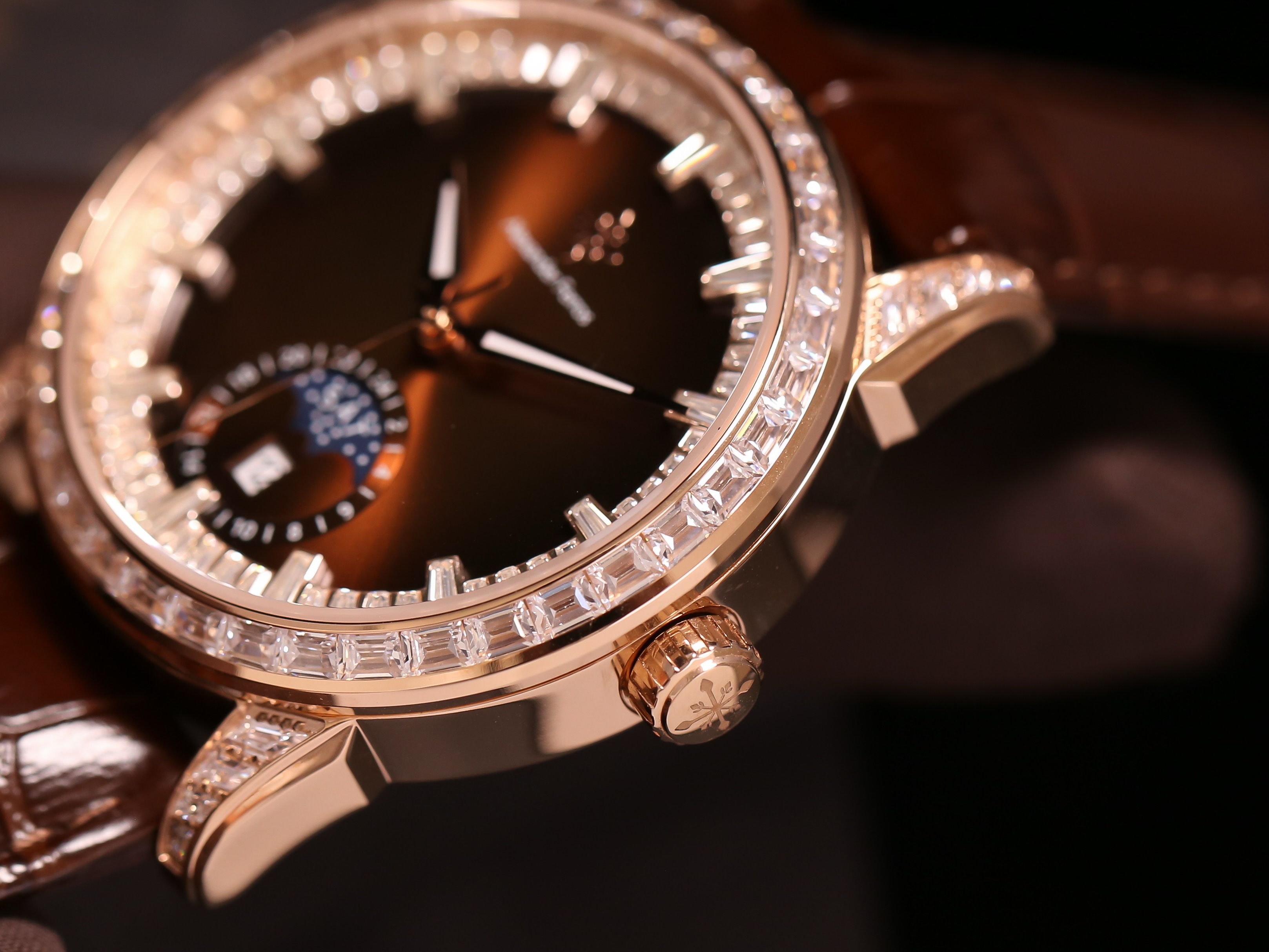 Nam da đen nên đeo đồng hồ màu gì? Gợi ý màu đồng hồ cho nam giới da ngăm